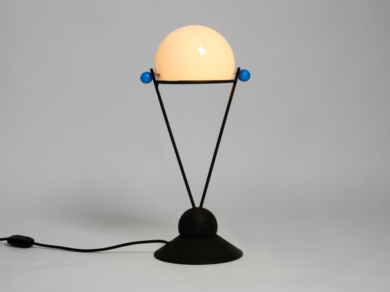 Image 1 of Très rare lampe de table italienne des années 1980 de Veart avec abat-jour en verre de Murano au design post-moderne