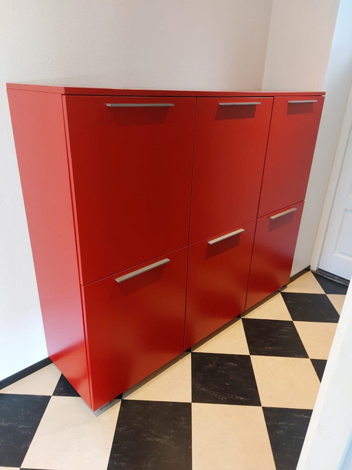 Armoire rouge avec beaucoup d'espace. "Regarder Pastoe".