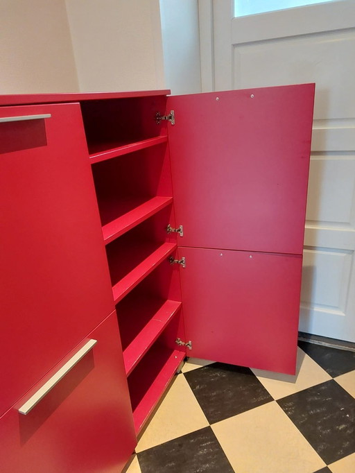 Armoire rouge avec beaucoup d'espace. "Regarder Pastoe".