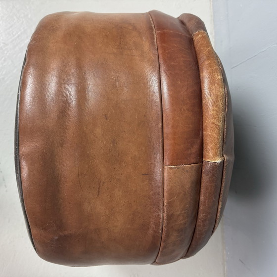 Image 1 of Pouf en cuir vintage