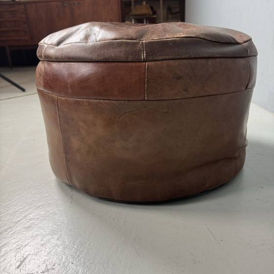 Image 1 of Pouf en cuir vintage