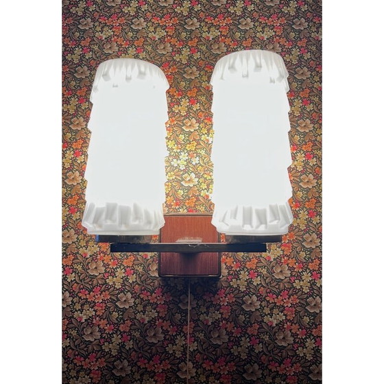 Image 1 of Paire d'appliques vintage en bois, verre opaque et laiton, 1950