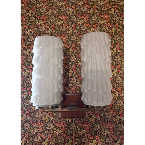 Image 1 of Paire d'appliques vintage en bois, verre opaque et laiton, 1950