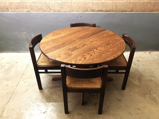 Image 1 of Table ronde vintage en chêne massif Seventies