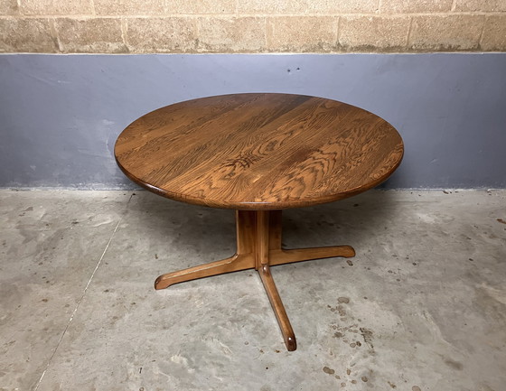 Image 1 of Table ronde vintage en chêne massif Seventies