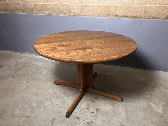 Image 1 of Table ronde vintage en chêne massif Seventies