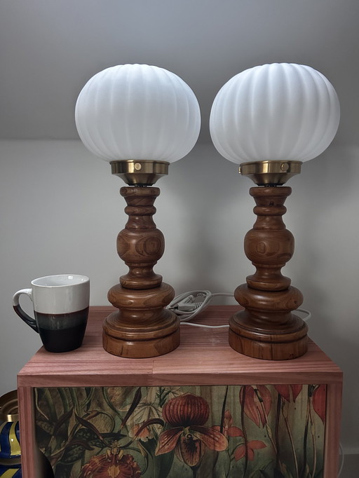 Paire De Lampes En Bois Tourné Et Globes Blancs 