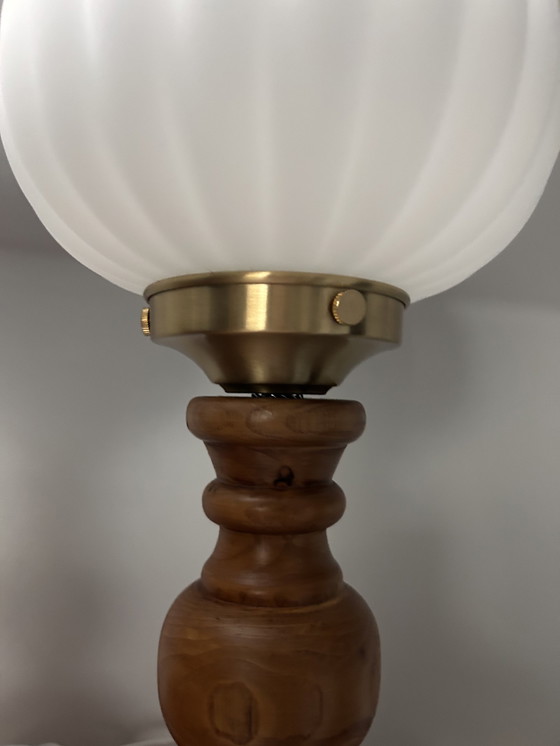 Image 1 of Paire De Lampes En Bois Tourné Et Globes Blancs 