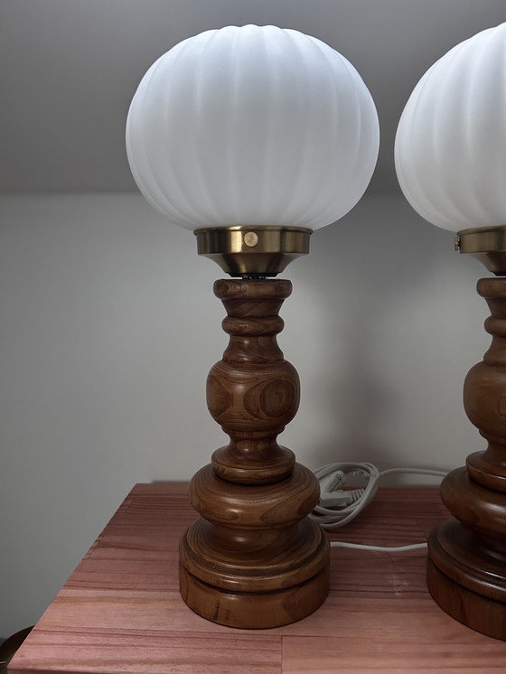 Image 1 of Paire De Lampes En Bois Tourné Et Globes Blancs 