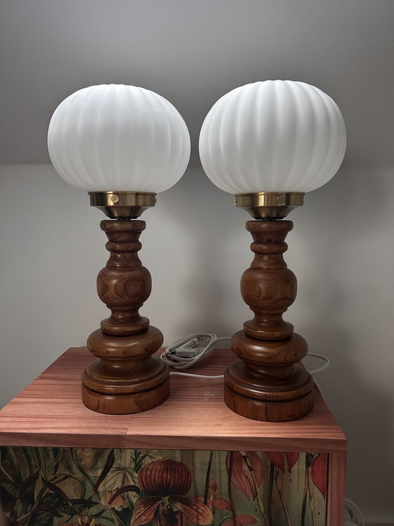 Image 1 of Paire De Lampes En Bois Tourné Et Globes Blancs 