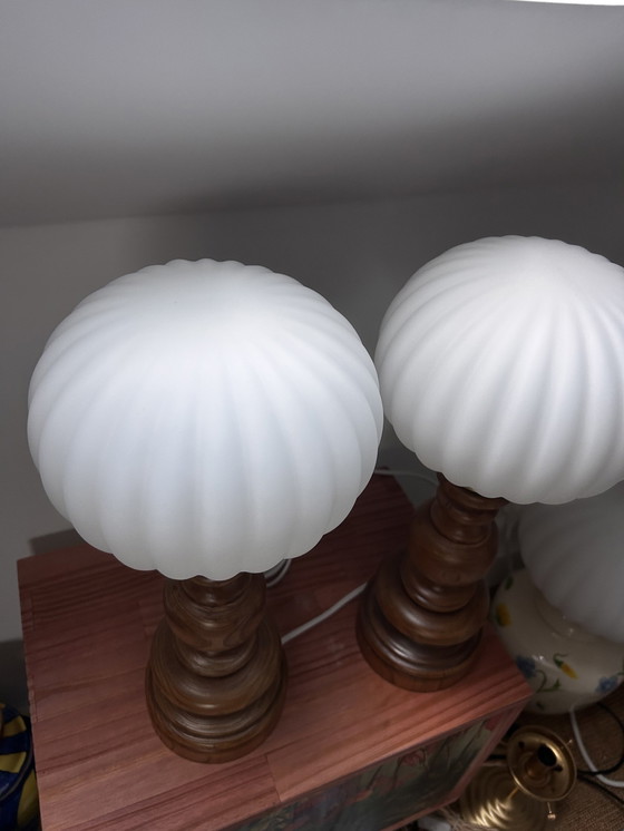 Image 1 of Paire De Lampes En Bois Tourné Et Globes Blancs 