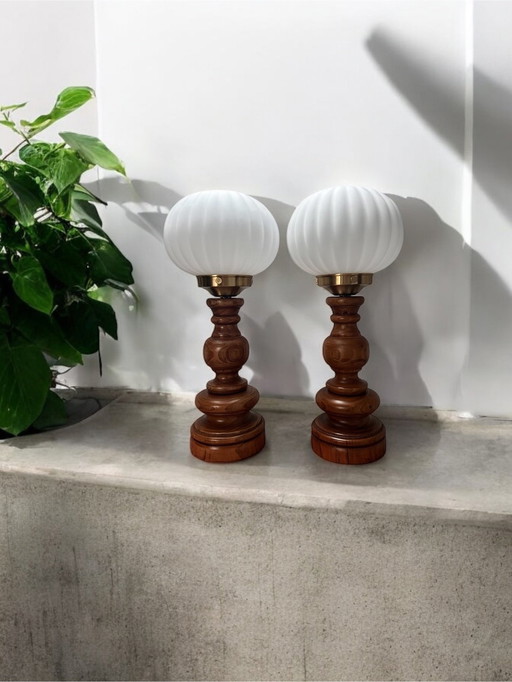 Paire De Lampes En Bois Tourné Et Globes Blancs 