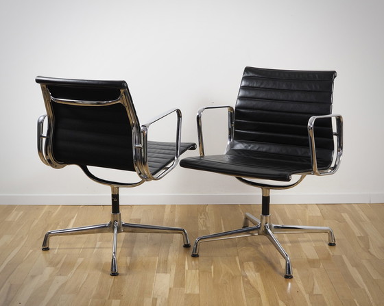 Image 1 of Vitra Alu Chair Ea 107 En cuir noir