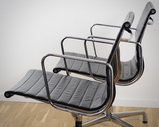 Image 1 of Vitra Alu Chair Ea 107 En cuir noir