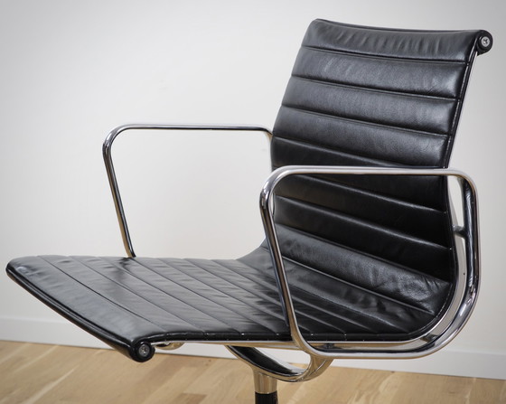 Image 1 of Vitra Alu Chair Ea 107 En cuir noir