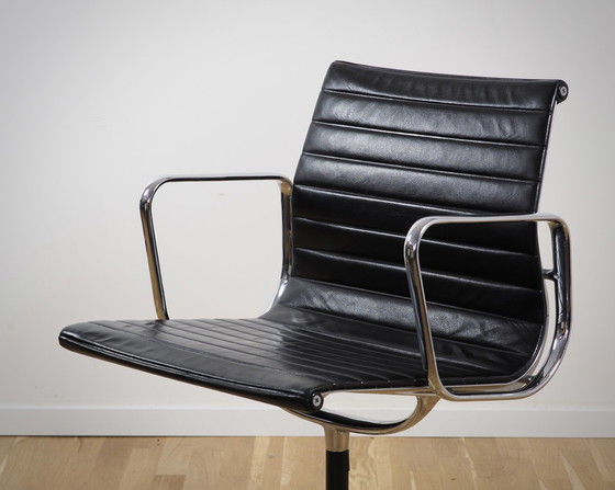 Image 1 of Vitra Alu Chair Ea 107 En cuir noir