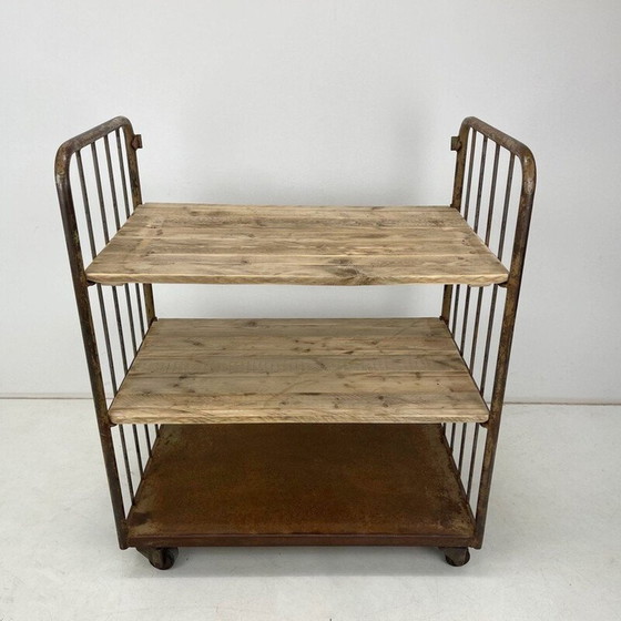 Image 1 of Etagère industrielle vintage en bois et fer sur roulettes