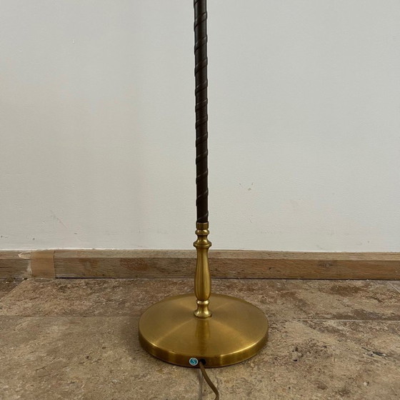Image 1 of Lampadaire vintage danois en laiton et cuir, Danemark années 1960