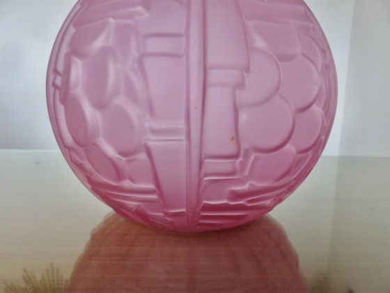 Image 1 of Vase Boule Art Déco, En Verre Moulé Rose, Années 40 50