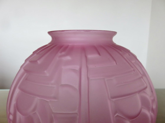 Image 1 of Vase Boule Art Déco, En Verre Moulé Rose, Années 40 50