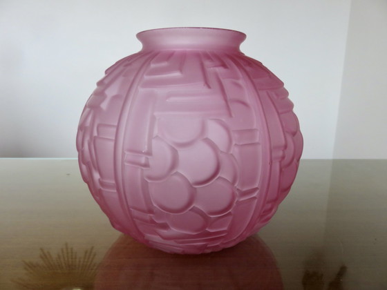 Image 1 of Vase Boule Art Déco, En Verre Moulé Rose, Années 40 50