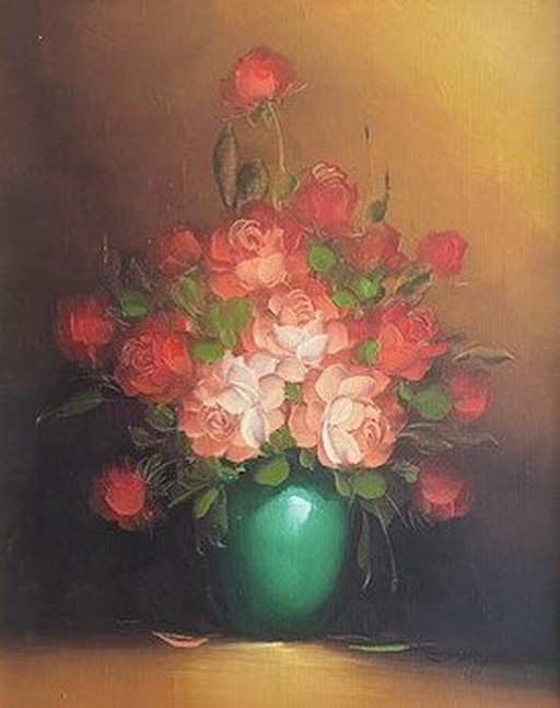 Bouquet de roses dans un vase vert