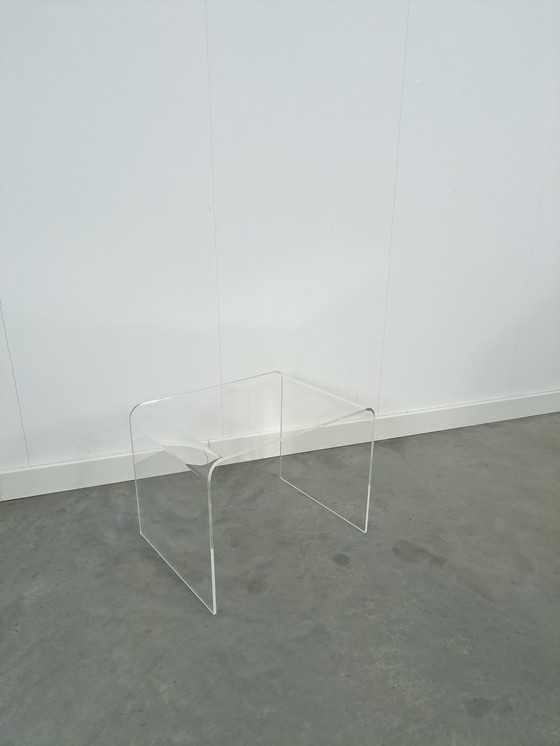 Image 1 of Table en plexiglas courbée en plastique, table d'appoint