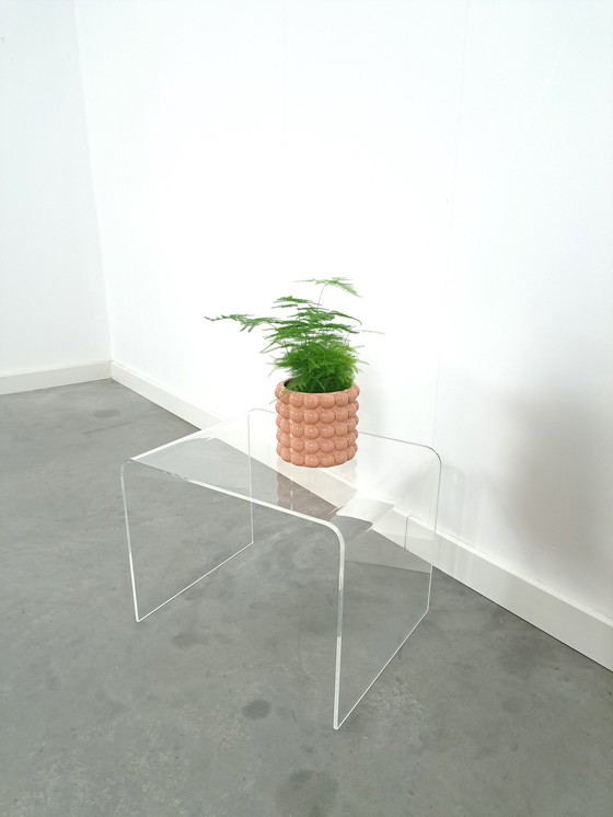 Image 1 of Table en plexiglas courbée en plastique, table d'appoint