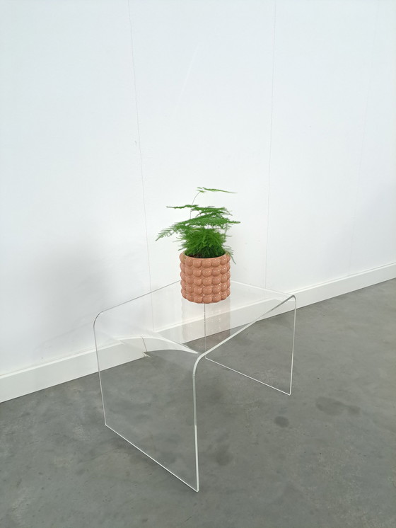 Image 1 of Table en plexiglas courbée en plastique, table d'appoint