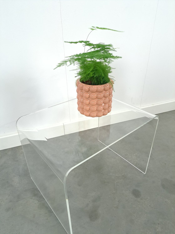 Image 1 of Table en plexiglas courbée en plastique, table d'appoint