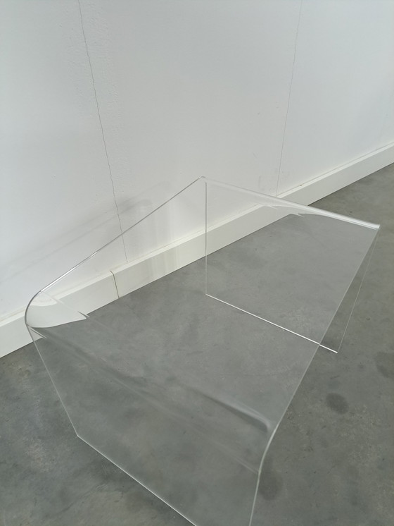 Image 1 of Table en plexiglas courbée en plastique, table d'appoint