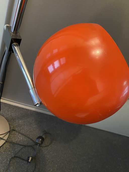 Lampadaire orange de l'ère spatiale