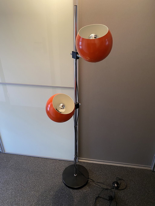 Lampadaire orange de l'ère spatiale