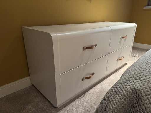 Commode de Heal's, London en bois blanc avec poignées en cuir tanné