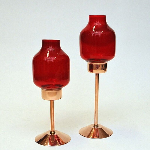 Paire de chandeliers vintage en bronze avec dômes en verre rouge par Gnosjö Konstmide, Suède 1960