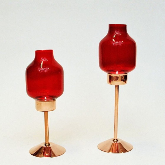 Image 1 of Paire de chandeliers vintage en bronze avec dômes en verre rouge par Gnosjö Konstmide, Suède 1960