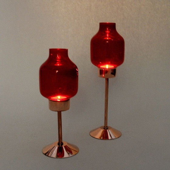 Image 1 of Paire de chandeliers vintage en bronze avec dômes en verre rouge par Gnosjö Konstmide, Suède 1960