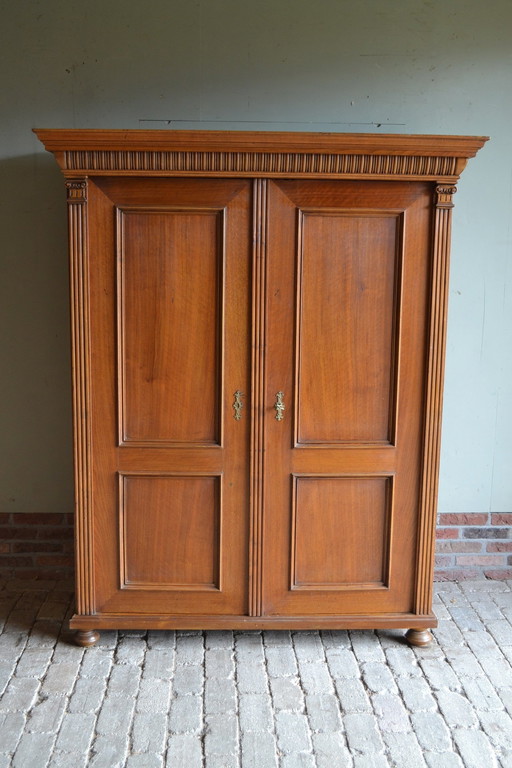 Magnifique armoire en bois de cerisier ancien aux lignes épurées.