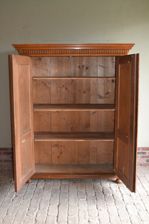 Magnifique armoire en bois de cerisier ancien aux lignes épurées.