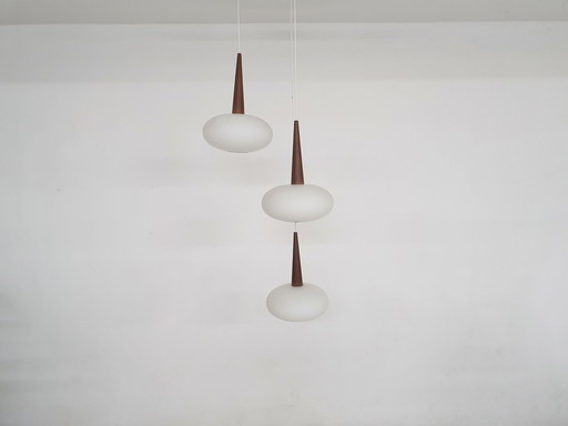 Ensemble de trois lampes suspendues en verre au lait et teck modèle Ng74 par Louis Kalff pour Philips, Pays-Bas, années 1960