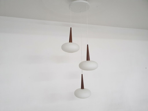 Ensemble de trois lampes suspendues en verre au lait et teck modèle Ng74 par Louis Kalff pour Philips, Pays-Bas, années 1960