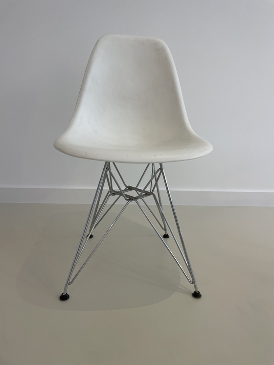 Image 1 of 2X Chaise d'appoint Eames en plastique (Dsr) Par Vitra | Authentic Design | Base Eiffel