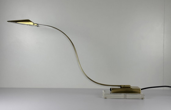 Image 1 of Lampe de table vintage en plexiglas Serpent Lucite Or Cobra Laiton