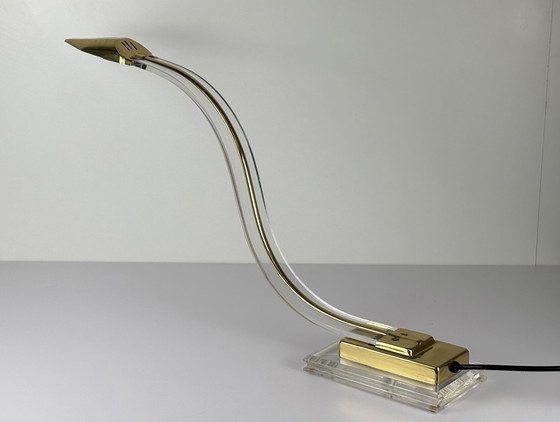 Image 1 of Lampe de table vintage en plexiglas Serpent Lucite Or Cobra Laiton