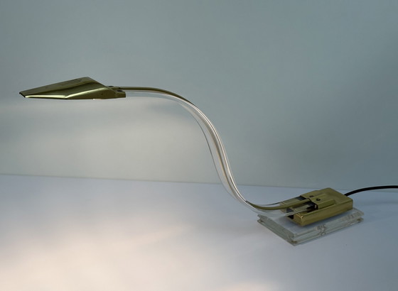 Image 1 of Lampe de table vintage en plexiglas Serpent Lucite Or Cobra Laiton