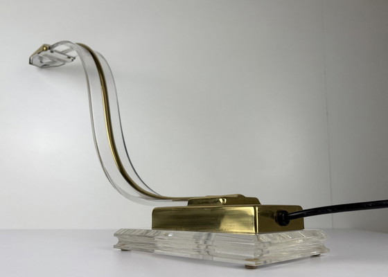 Image 1 of Lampe de table vintage en plexiglas Serpent Lucite Or Cobra Laiton