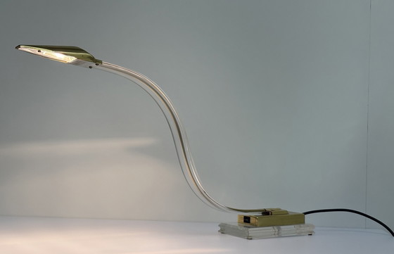 Image 1 of Lampe de table vintage en plexiglas Serpent Lucite Or Cobra Laiton
