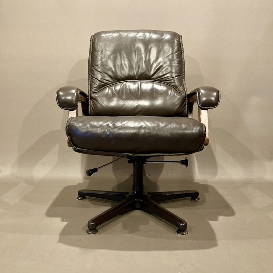 Image 1 of Fauteuil Et Son Ottoman Design Cuir 1960.