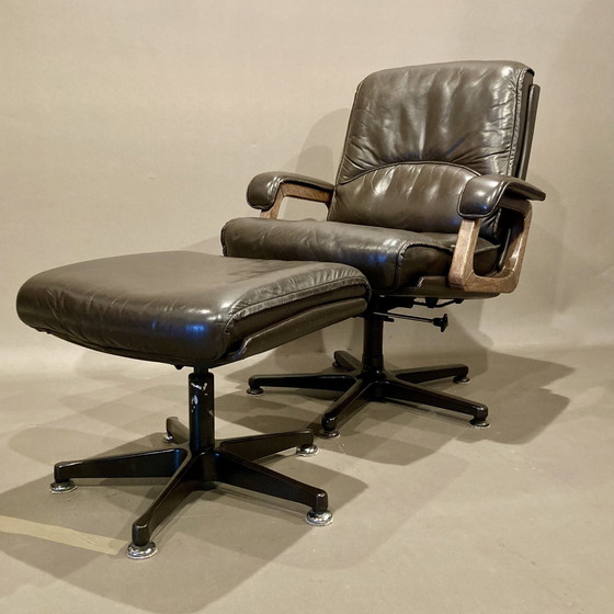 Image 1 of Fauteuil Et Son Ottoman Design Cuir 1960.