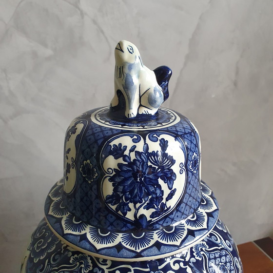 Image 1 of Royal Sphinx Maastricht Foo Dog Vase bleu de Delft des années 50